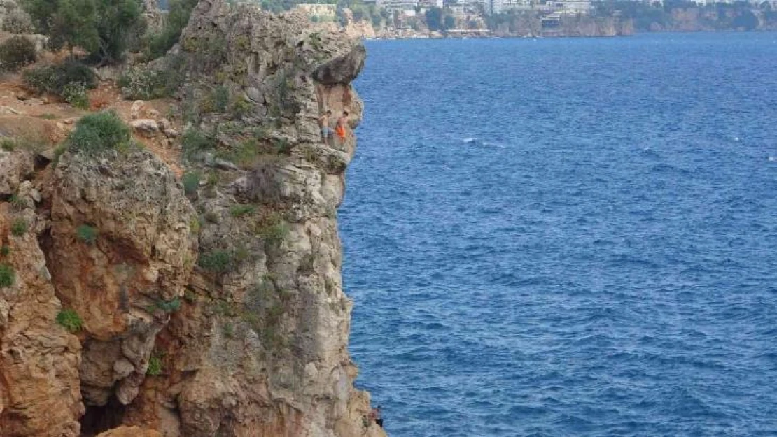 30 metrelik falezlerden denize ölümüne atlayış