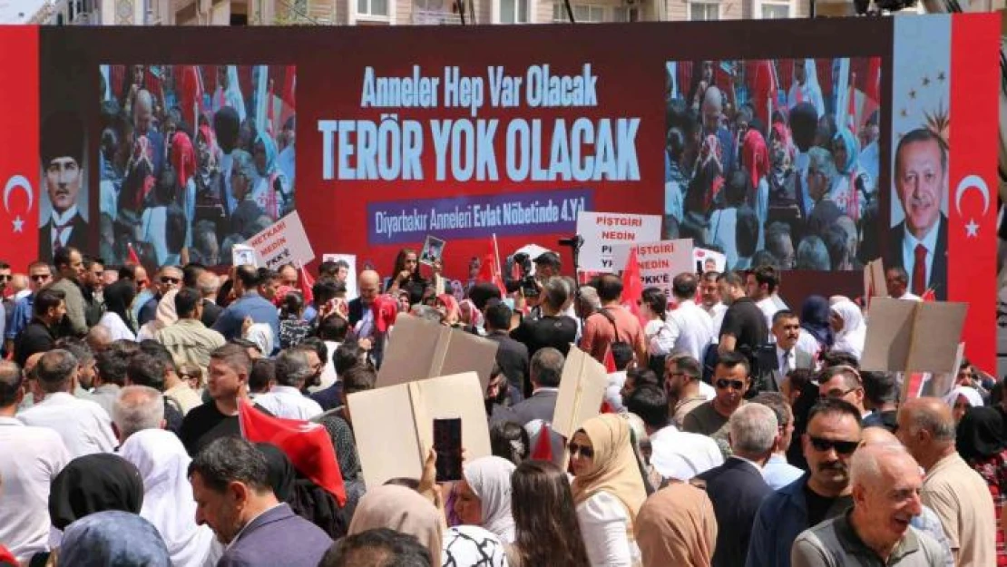 4 yıldır evlat nöbetinde olan aileler vatandaşa kepenk kapatan HDP'nin kepengini kapattı