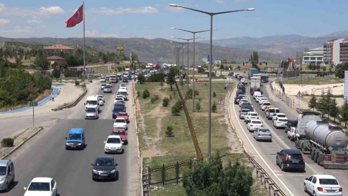 43 ilin geçiş noktasında trafik yoğunluğu sürüyor: Kilit kavşak havadan görüntülendi