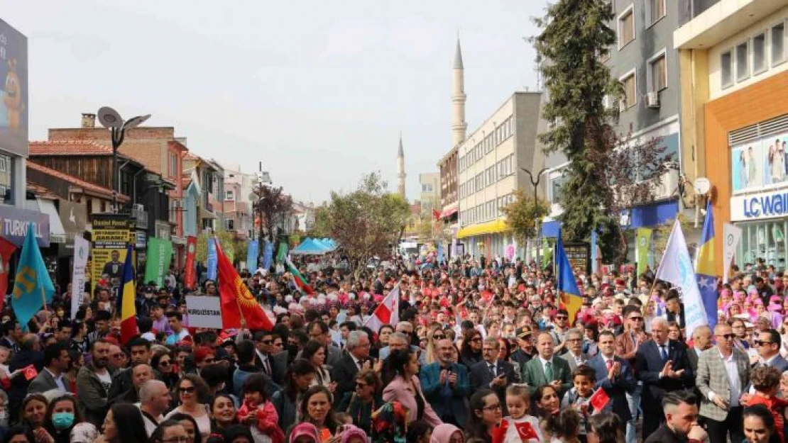 6 ülkeden Türkiye'ye gelen çocukların halk oyunları coşkuyla izlendi