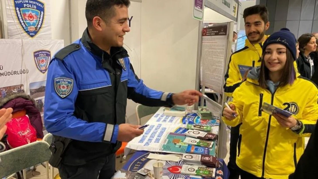 Adana polisi fuarda öğrencileri suça karşı uyardı