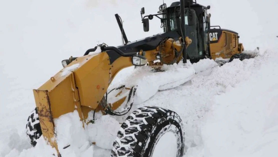 Ağrı'da 'Kar Kaplanları' kapanan yollar için seferber oldu