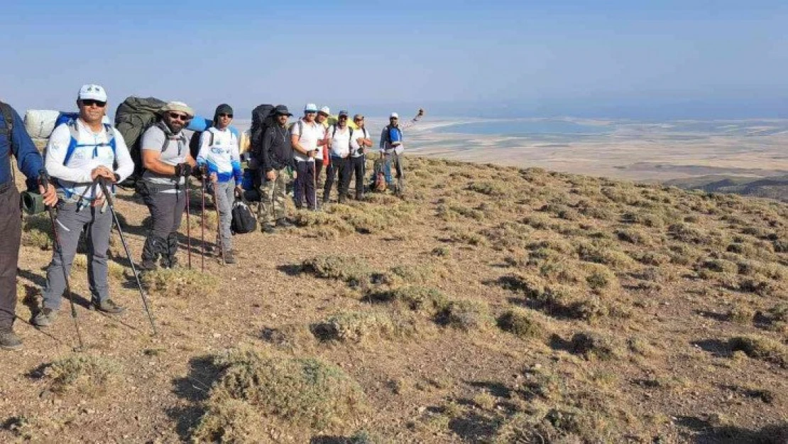 Aktivistler ölen dağcı arkadaşları anısına Süphan Dağı'na tırmandılar