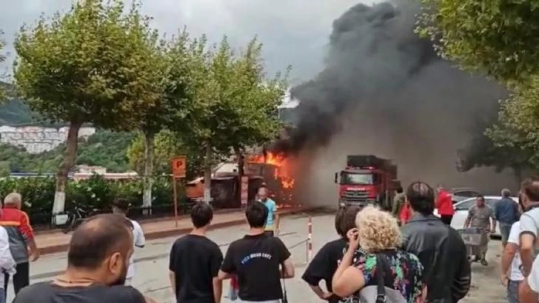 Amasra'da yangın: 2 kafe ve 3 büfe küle döndü