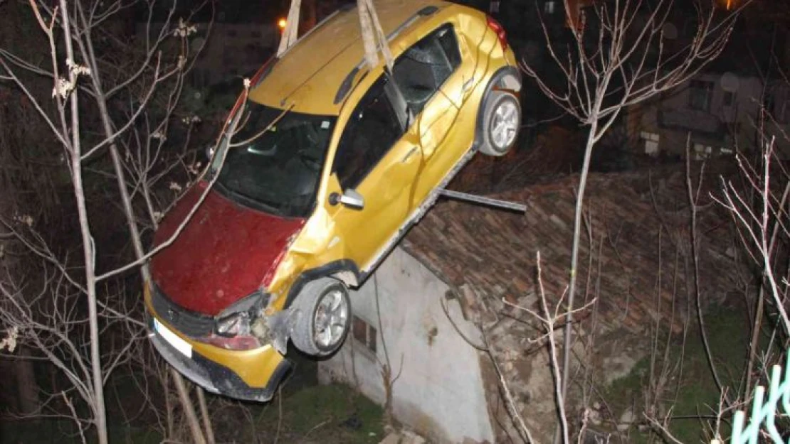 Amasya'da otomobil evin çatısına düştü, vatandaş ev çöktü sandı