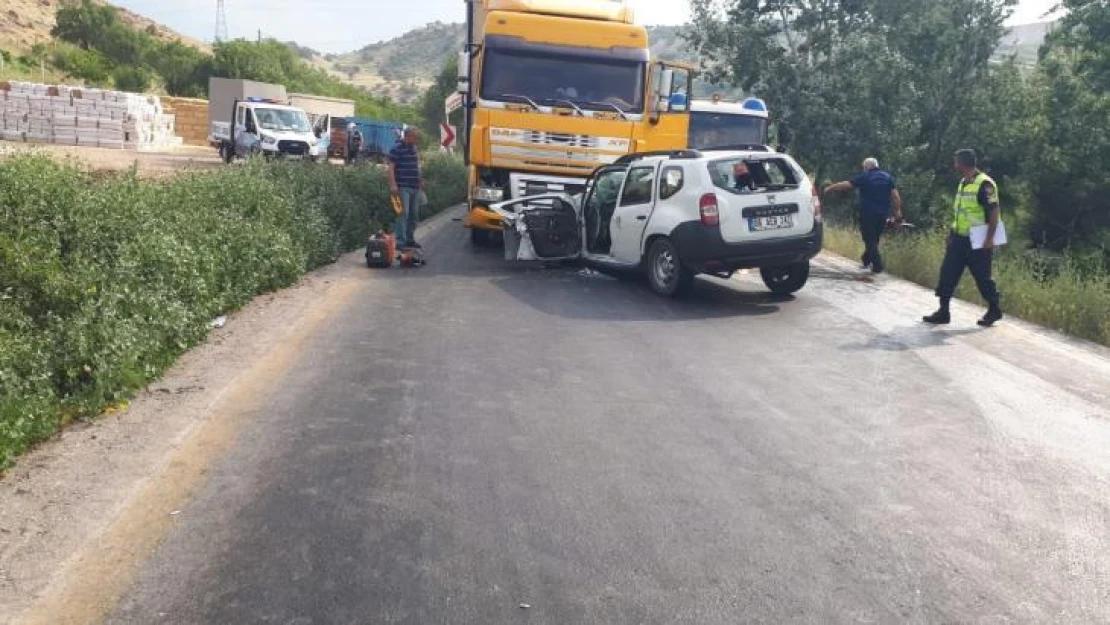 Ankara'da otomobil tırla kafa kafaya çarpıştı: 1 yaralı