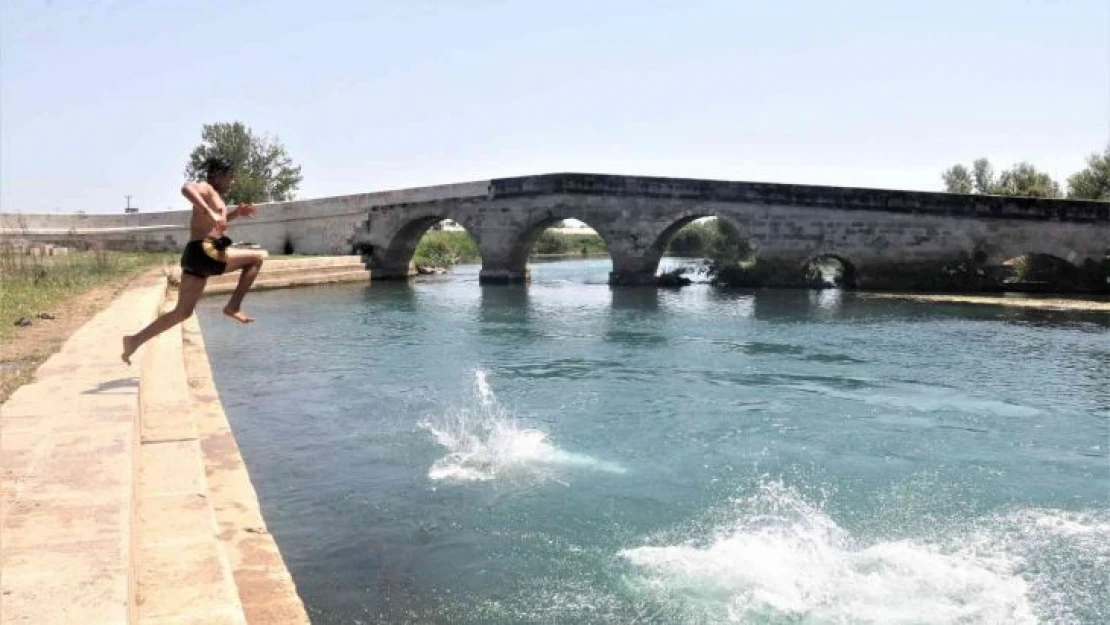 Antalya'da gençlerin tehlikeli serinlik arayışı yürekleri ağza getirdi