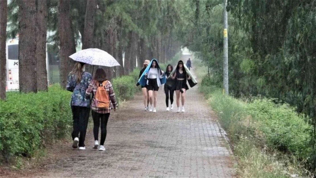 Antalya'da kısa süreli sağanak yağmur vatandaşlara zor anlar yaşattı