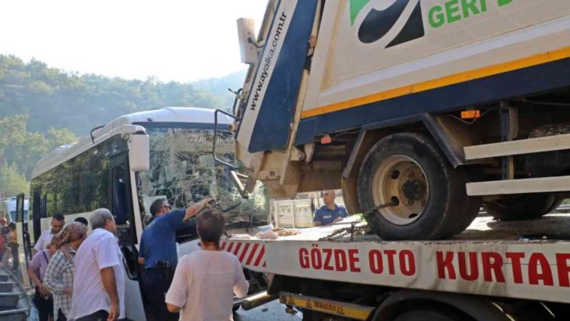 Antalya'da otel servis midibüsü kamyon yüklü çekiciyle çarpıştı: 4'ü ağır 27 yaralı