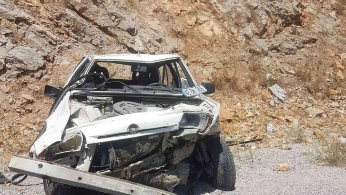 Antalya'da otomobil, şarampoldeki kayalara çarptı: 1 yaralı