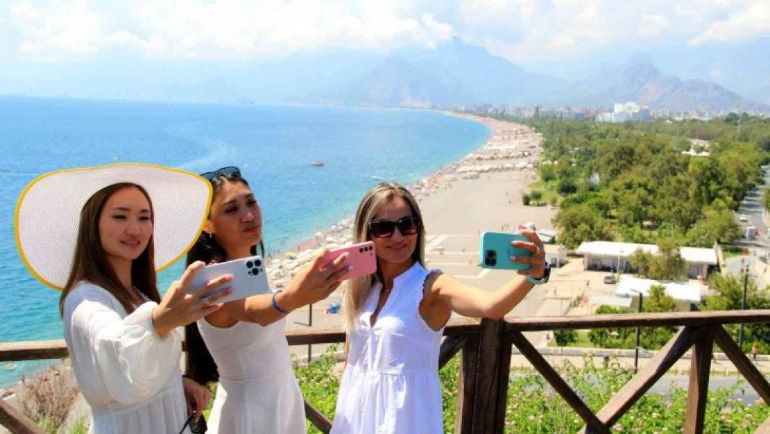 Antalya'nın dünyaca ünlü sahilinde hafta sonu yoğunluğu