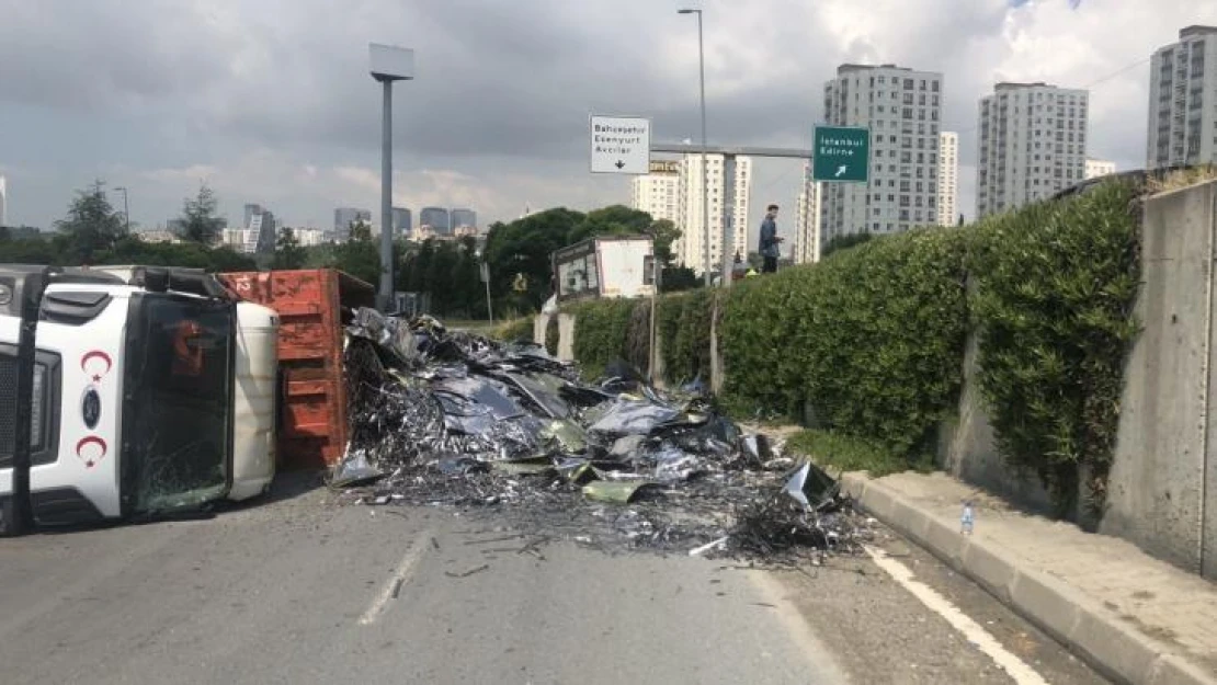 Avcılar'da hurda yüklü kamyon devrildi