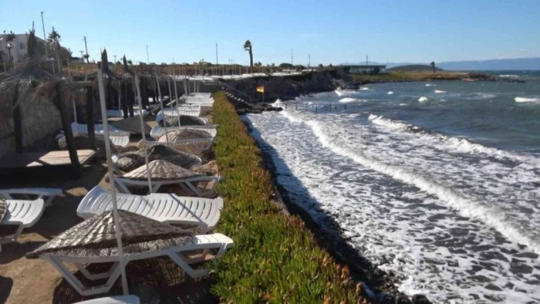 Ayvalık'ta şiddetli poyraz zaman zaman fırtına şeklinde etkili oluyor