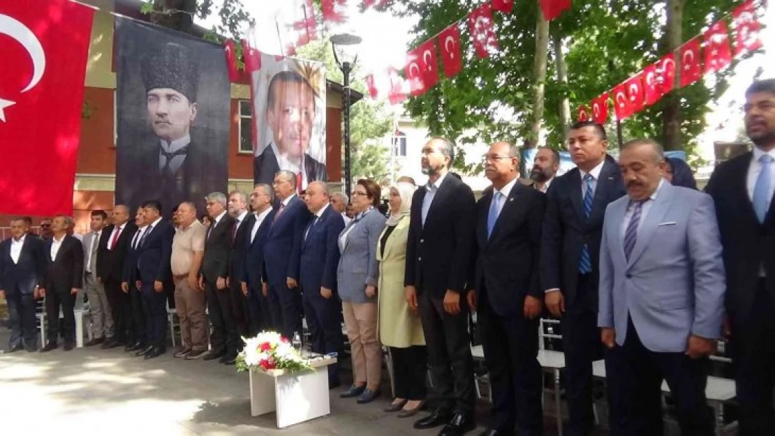 Bakan Derya Yanık, katıldığı festivalde vatandaşlara Maraş dondurması ikram etti