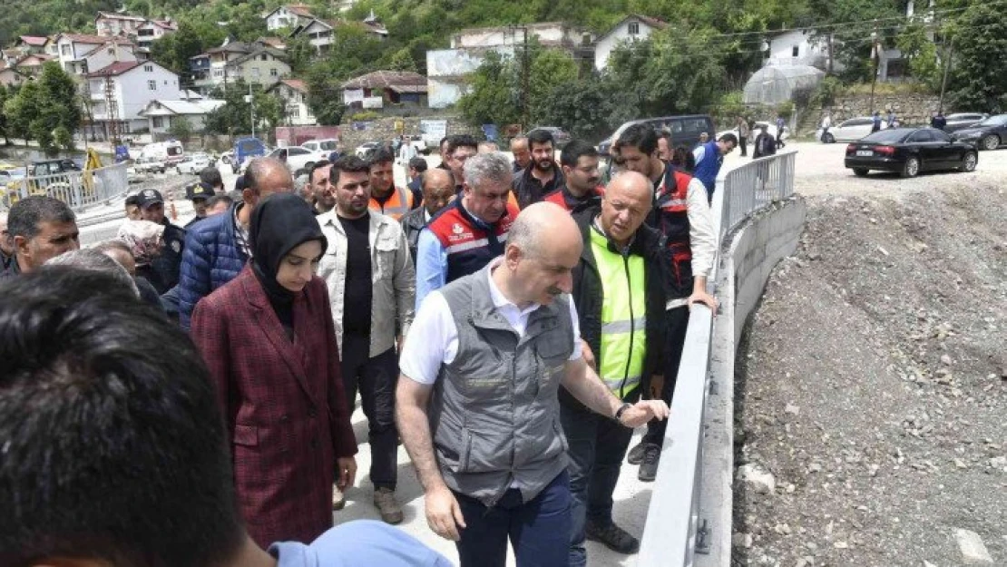 Bakan Karaismailoğlu geçen sene selde yıkılan köprüyü inceledi