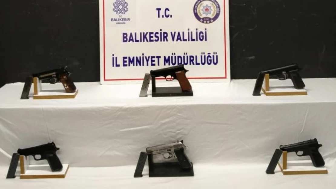 Balıkesir'de Rize'den gelen yolcu otobüsünden 6 adet ruhsatsız tabanca ele geçirildi