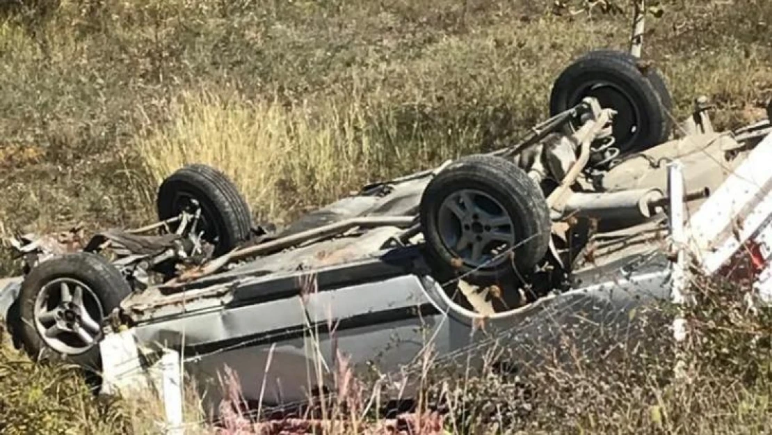 Bariyerlere çarpan otomobil takla attı: 1 ölü, 1 yaralı