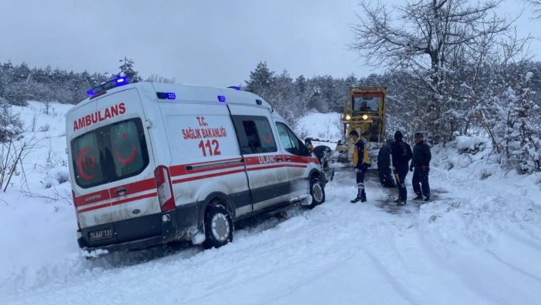 Bartın'da kara saplanan ambulansı karla mücadele ekipleri kurtardı
