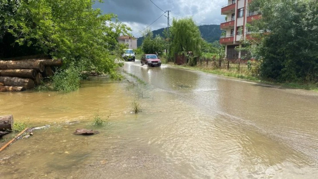 Bartın'da sağanak sonrası dereler taştı, yollar göle döndü