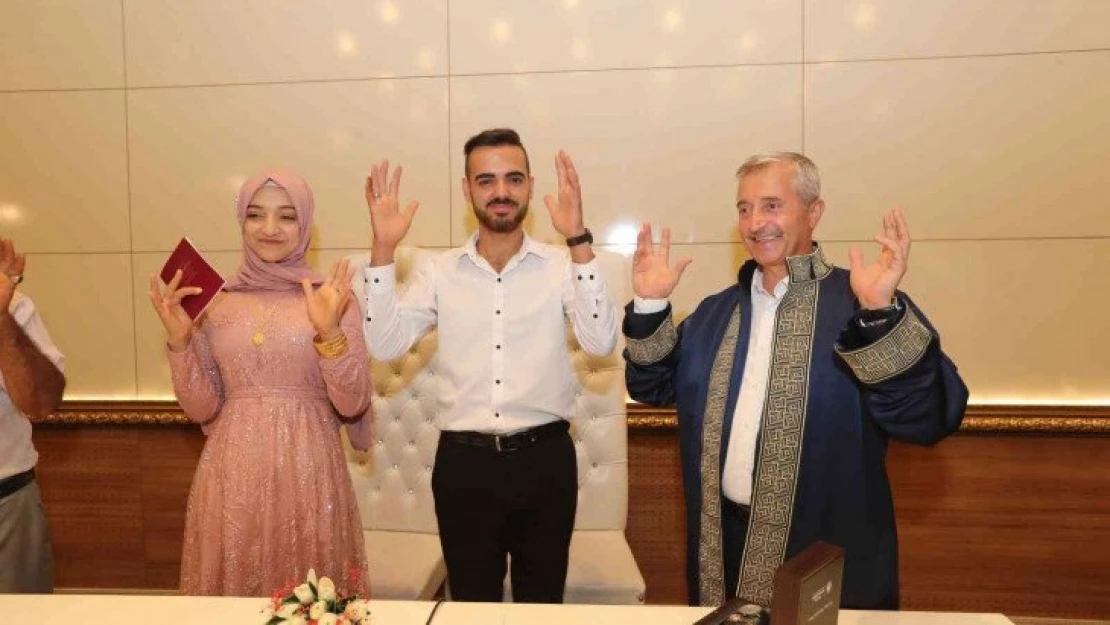 Başkan Tahmazoğlu, işitme engelli çiftin nikahını işaret diliyle kıydı