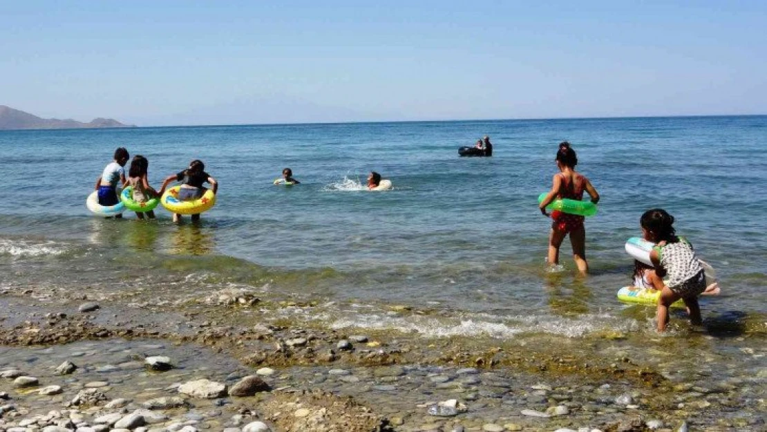 Bayram tatili Van Gölü sahilindeki esnafı sevindirdi