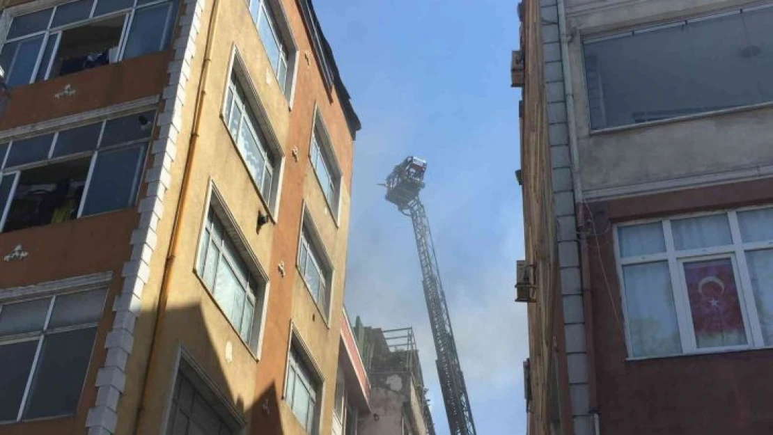 Bayrampaşa'da bir binanın çatı katı yangında küle döndü
