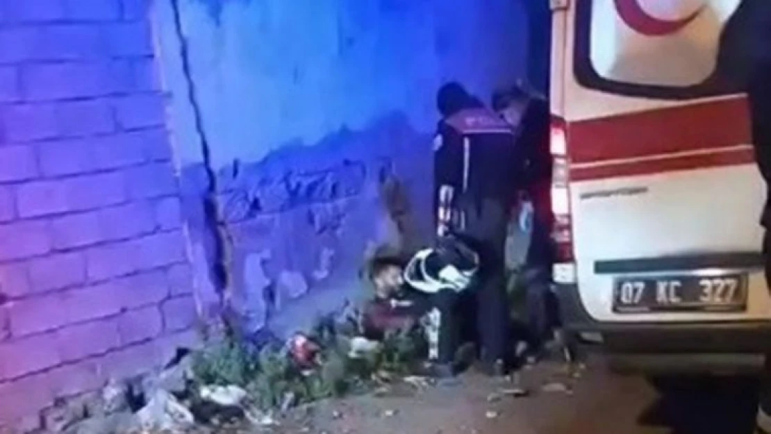 Bıçaklanan gencin karşısında gülüşerek video çektiler, kameraya da poz verdiler