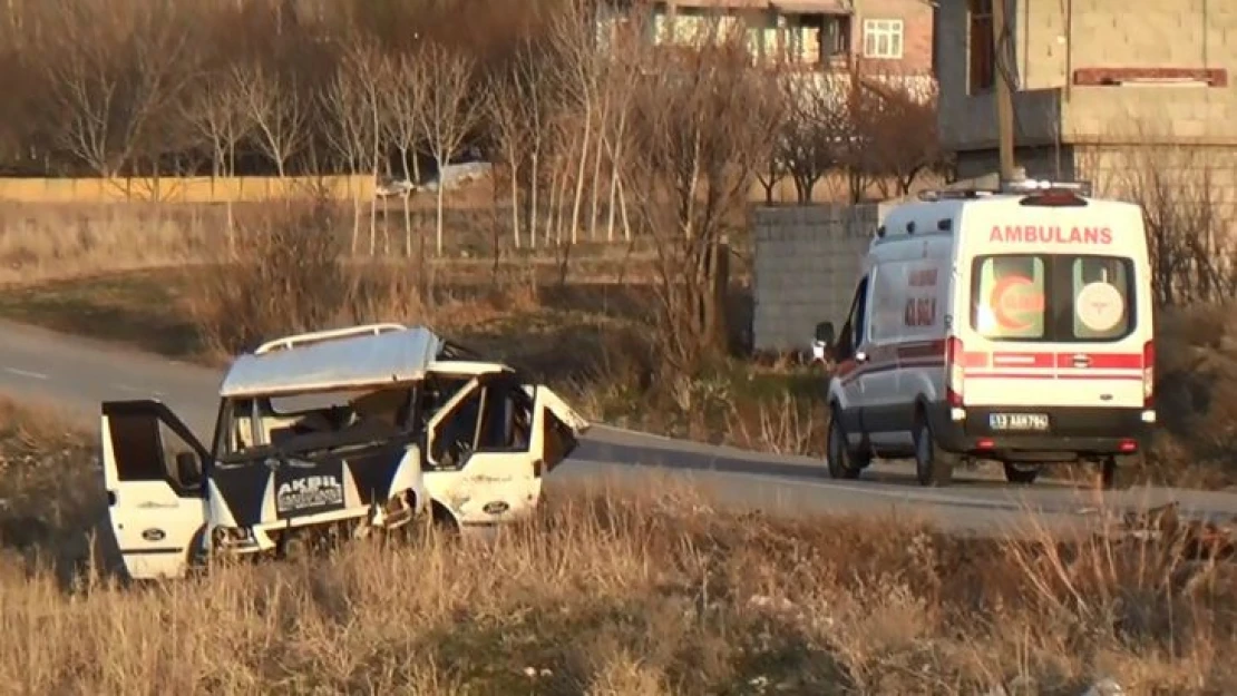 Bitlis'te göçmenleri taşıyan minibüs takla attı: 4 ölü, 25 yaralı