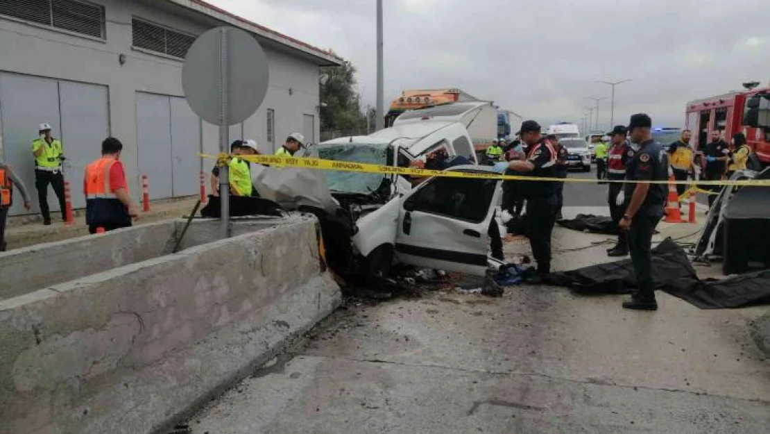 Bolu'da feci kaza, hafif ticari araç gişe bariyerlerine ok gibi saplandı: 3 ölü, 1 yaralı