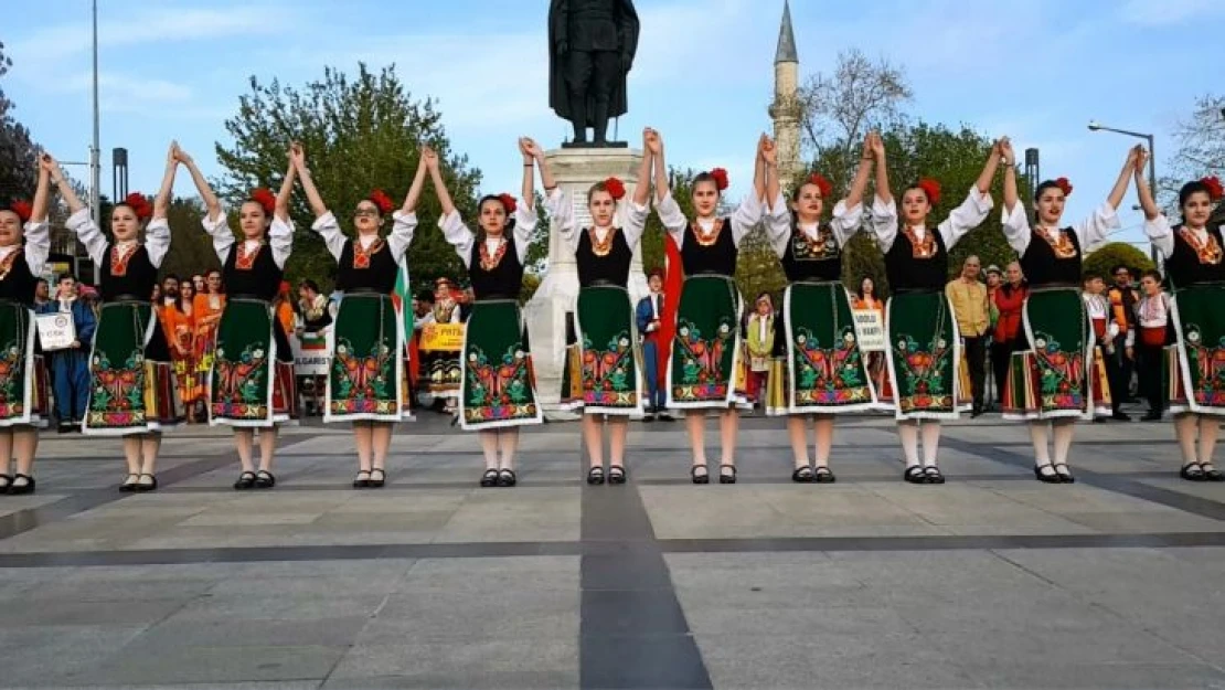 Bulgar folklor ekibi ve vatandaşlar Edirne'de Ankara havası oynadı