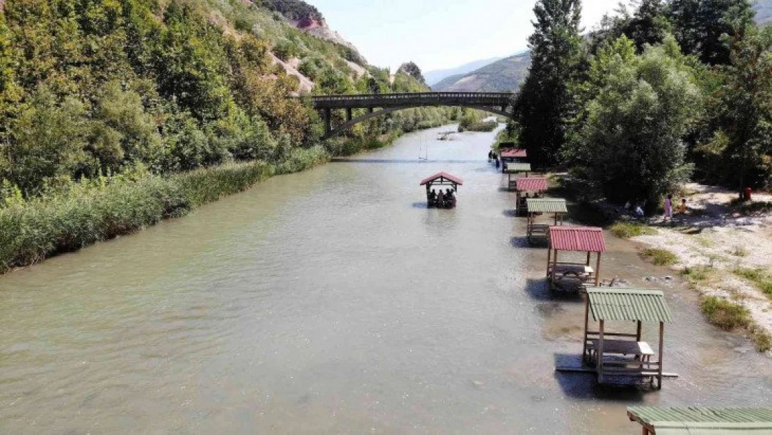 Bunaltan sıcaklarda suyun içinde yemek keyfi