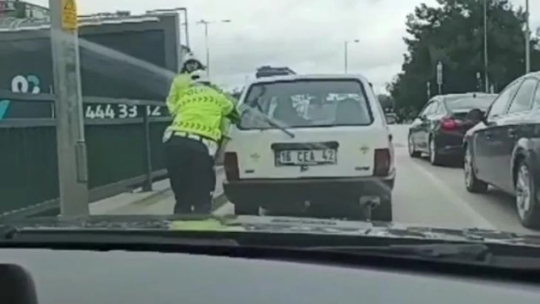 Bursa'da trafik polisinden takdir toplayan hareket