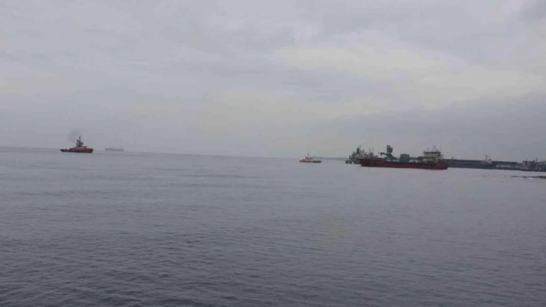 Çanakkale Boğazı'nda karaya oturan gemiyi kurtarma çalışmaları başladı