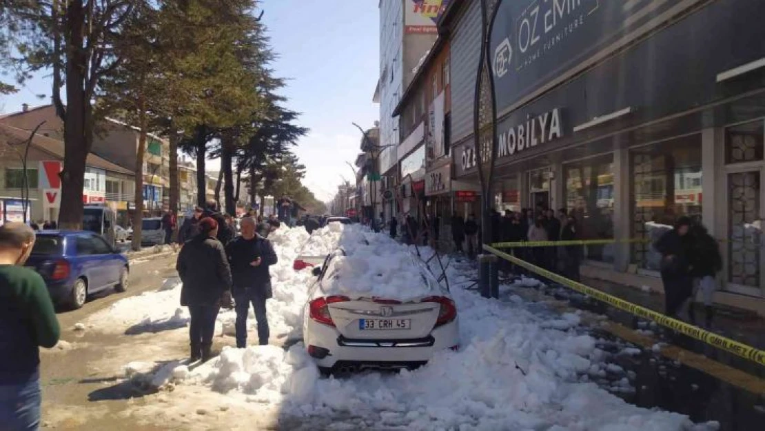 Çatıdan düşen kar kütlesi 4 aracı kullanılamaz hale getirdi