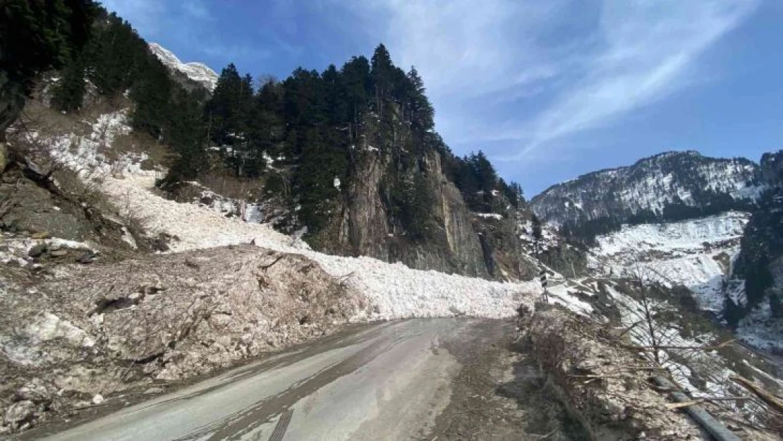 Çığ düşmesi sonucu Bayburt-Araklı kara yolu tekrar ulaşıma kapandı