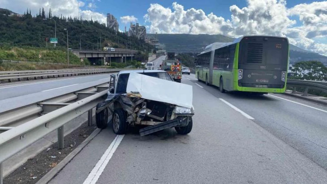 D-100'de bariyere çarpan otomobildeki 2 kişi yaralandı