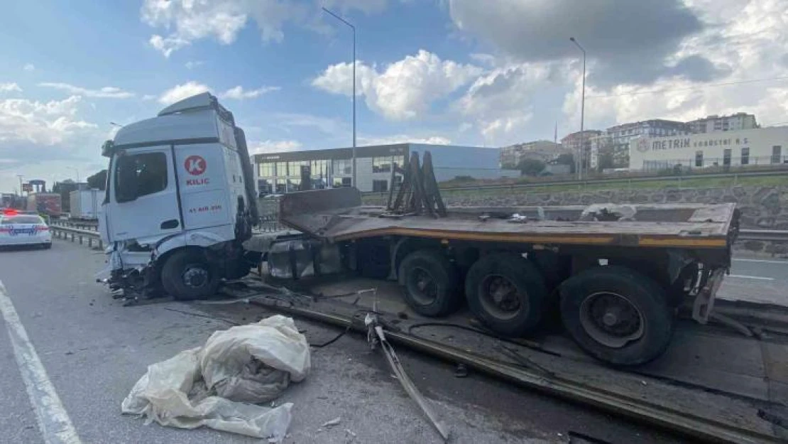 D-100'de lastiği patlayan tır bariyere girdi, tonlarca ağırlıktaki demir rulolar yola düştü