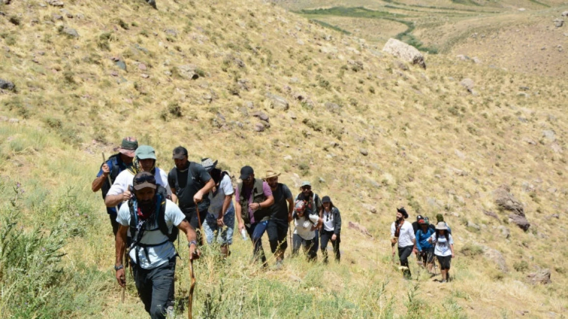 Dağcılardan doğa yürüyüşü ve yüzme etkinliği