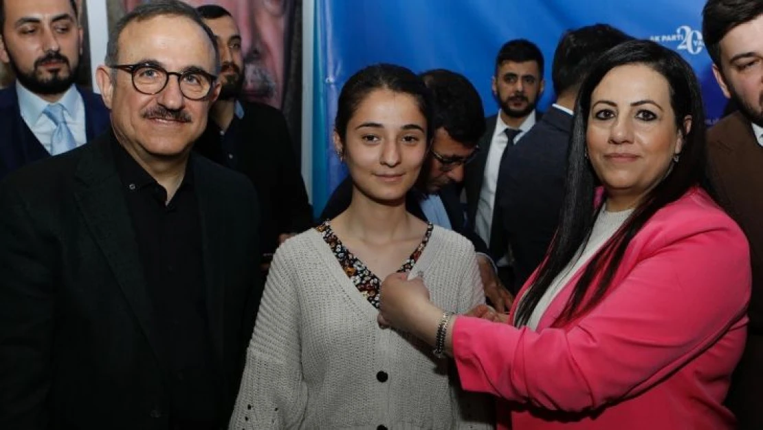 AK Parti İzmir Danışma toplantılarında 1500 kişiye rozet