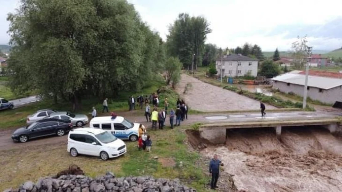 Dere taştı, ev ve ahırları sel suları bastı