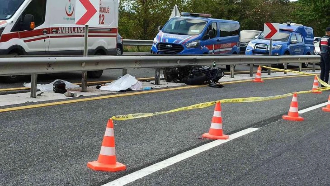 Düzce'de feci kaza: Motosiklet refüje çarptı, 2 kişi hayatını kaybetti