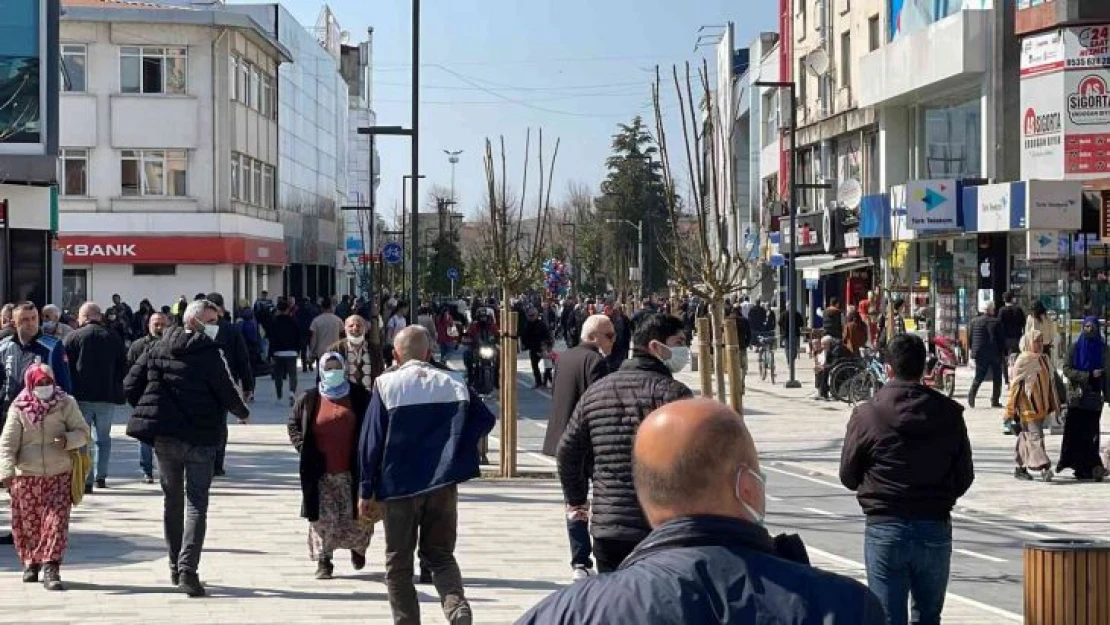 Düzce'de sıcak havayı fırsat bilen vatandaşlar, caddelerde yoğunluk oluşturdu