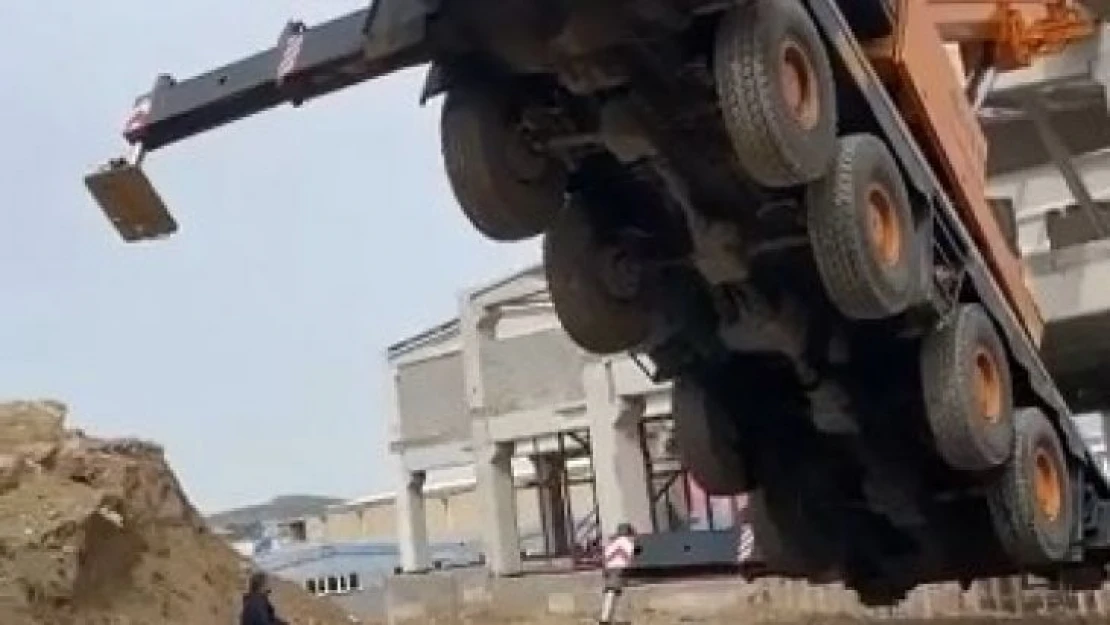 Fabrika inşaatında vinç şaha kalktı