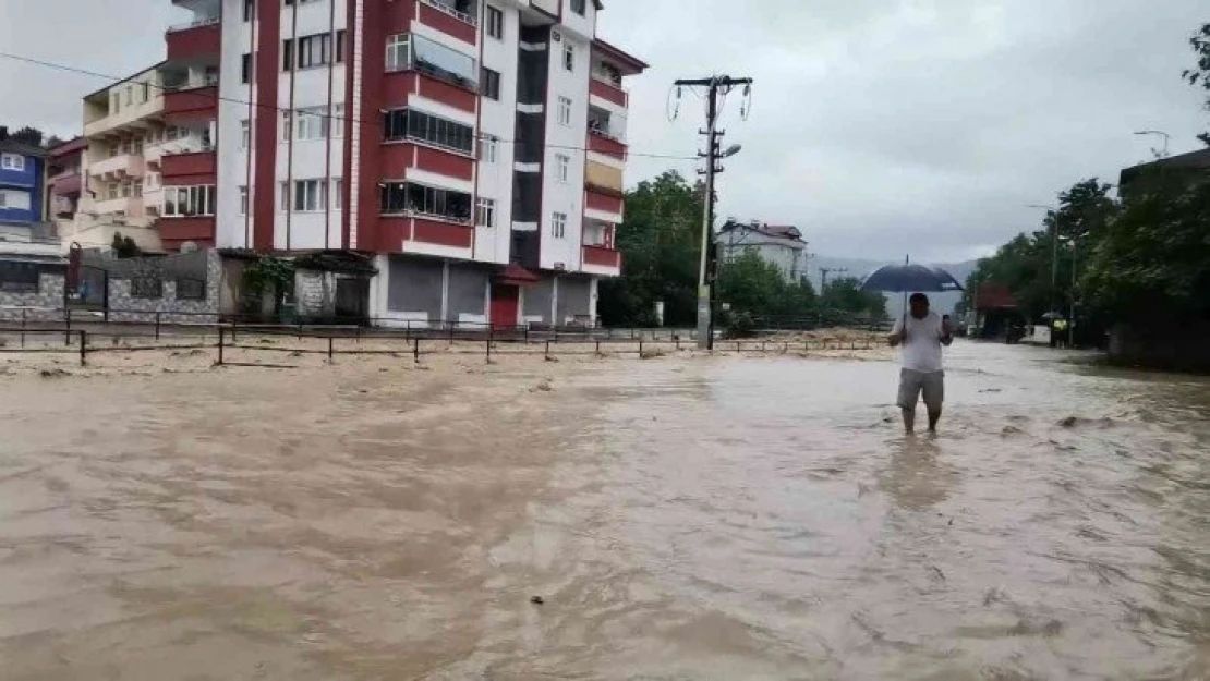 Gökçebey'de dere taştı, yollar su altında kaldı