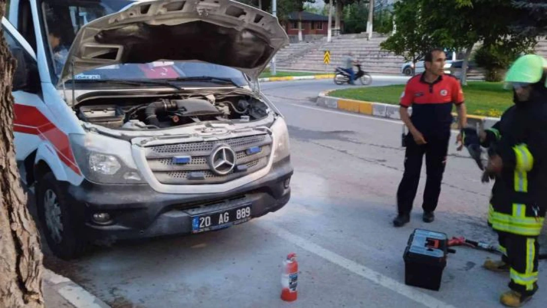 Hasta nakli gerçekleştiren ambulans alev aldı