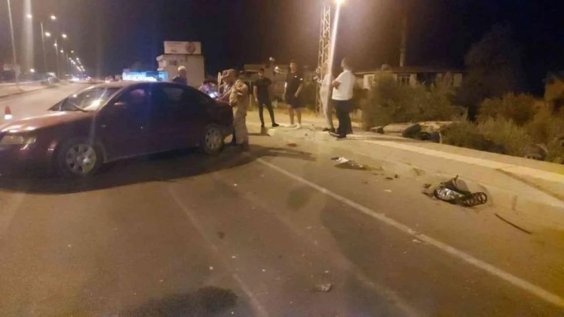 Hatay'da arıza nedeniyle yolun sağında duran araca otomobil çarptı: 3 yaralı