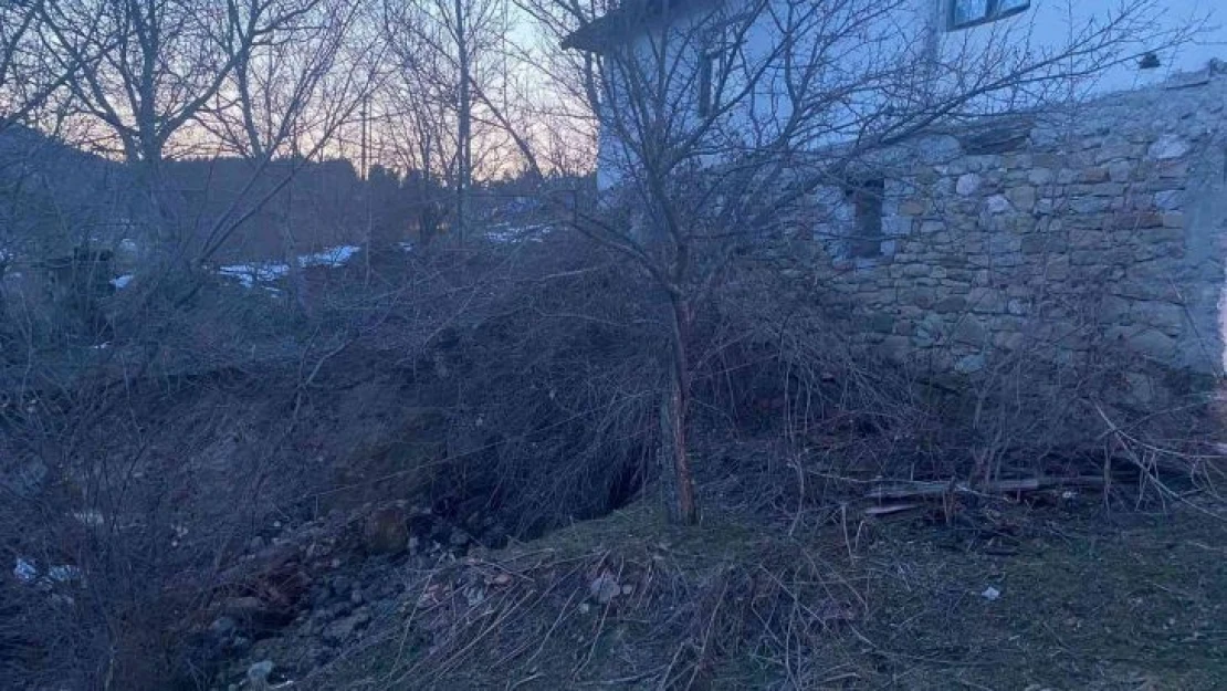 Heyelan evde hasara yol açtı