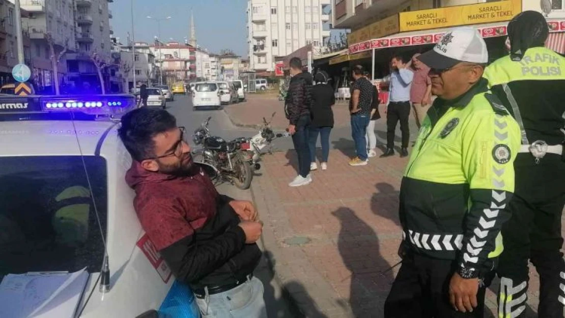 Hurdaya ayrılan motosiklet ile kaza izlerken yakalandı, polise 'Bu defa görmezden gelin' dedi