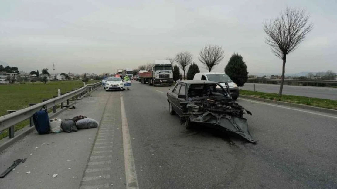 Hurdaya dönen araçtan sağ kurtuldular