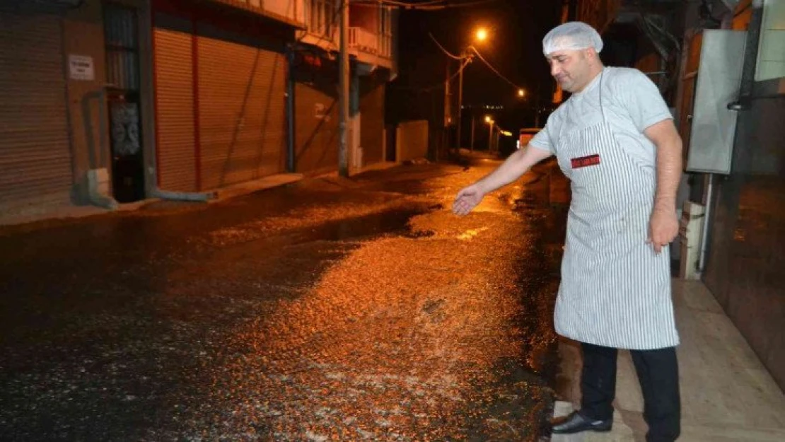 İçme suyu borusundaki patlak yolu göle çevirdi